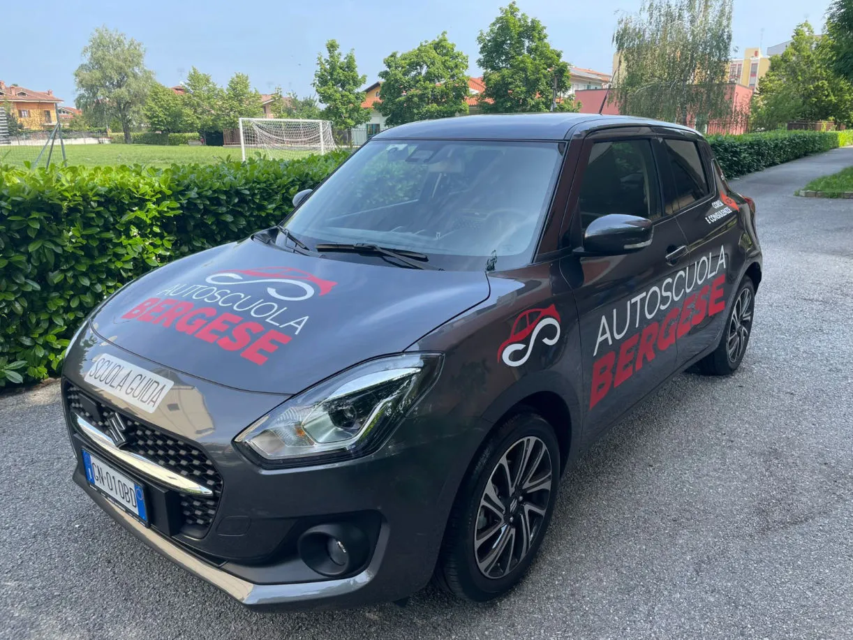L'auto dell'Autoscuola Bergese con il logo sulla fiancata