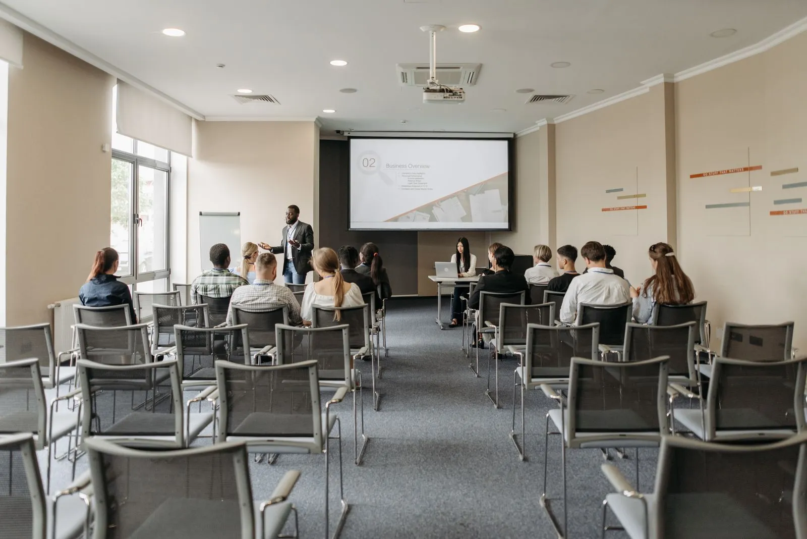Un docente davanti a un’aula di persone sedute