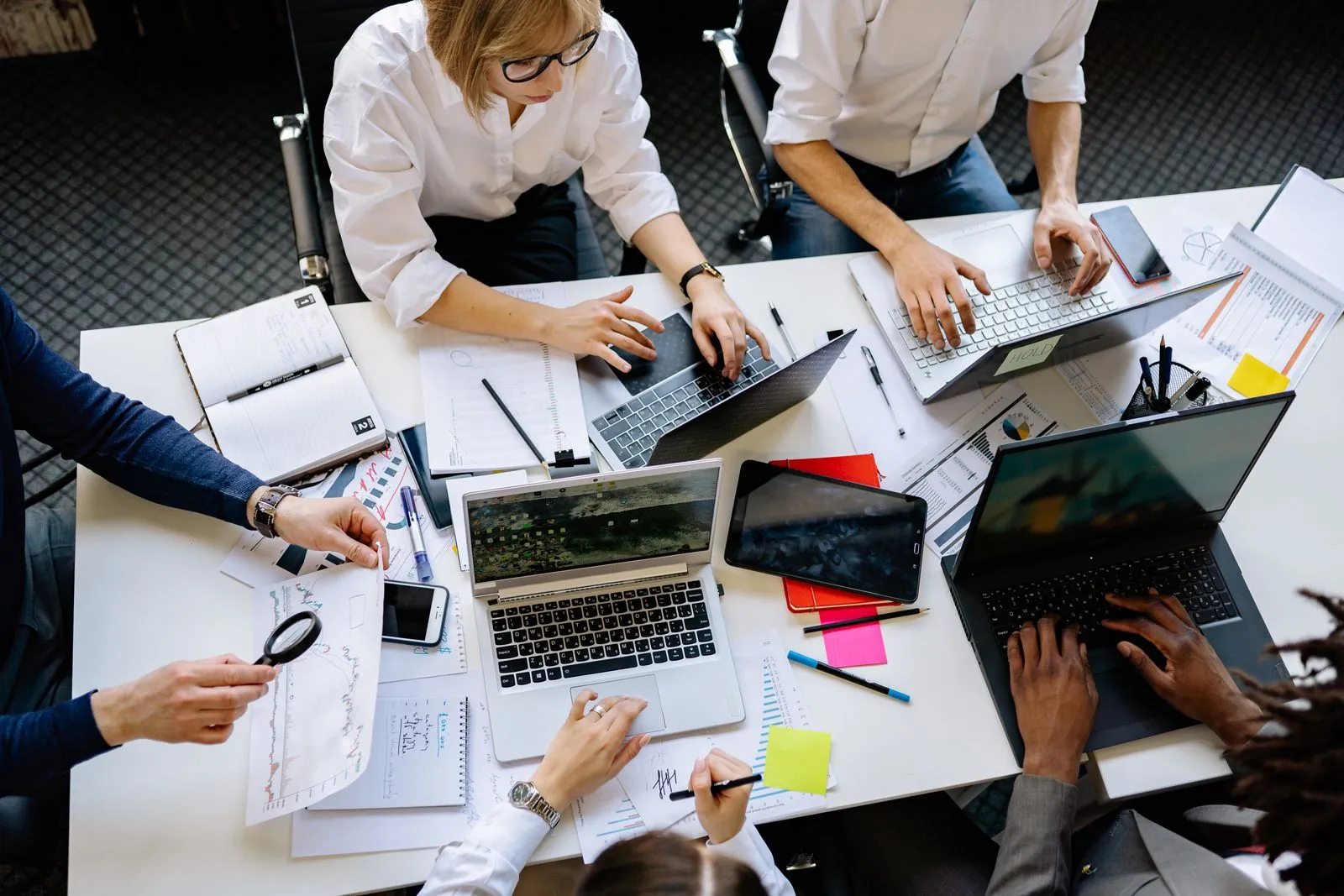 Persone al lavoro con portatili attorno a un tavolo