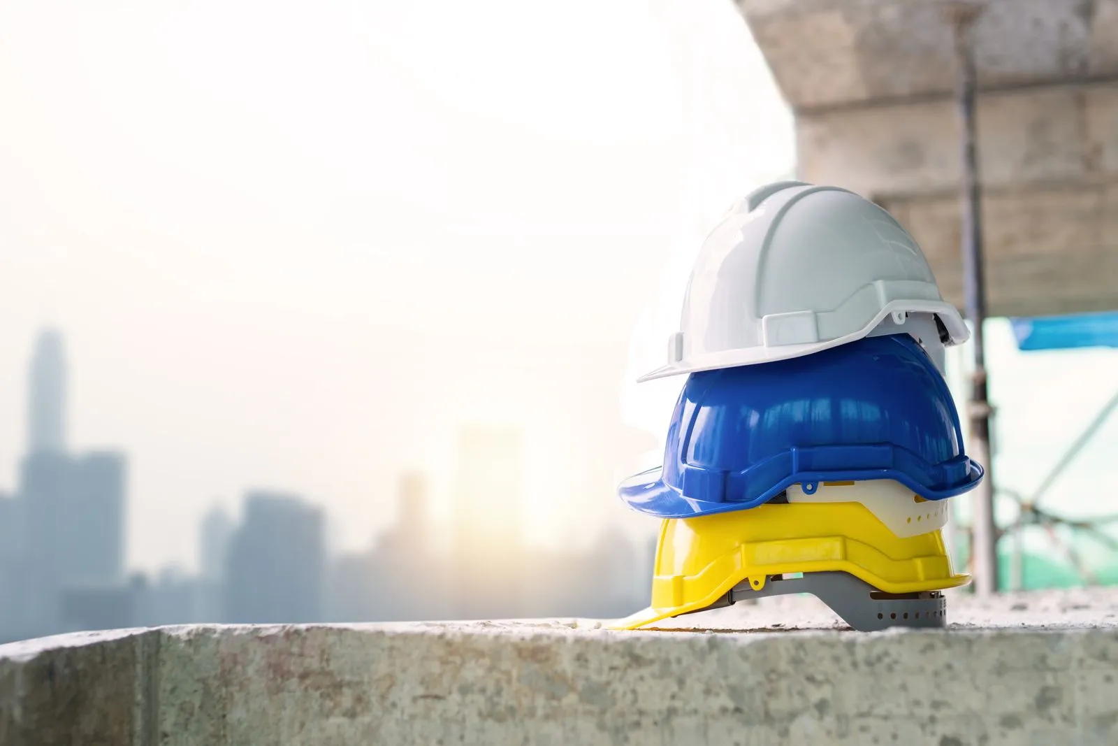 Tre caschi da cantiere impilati