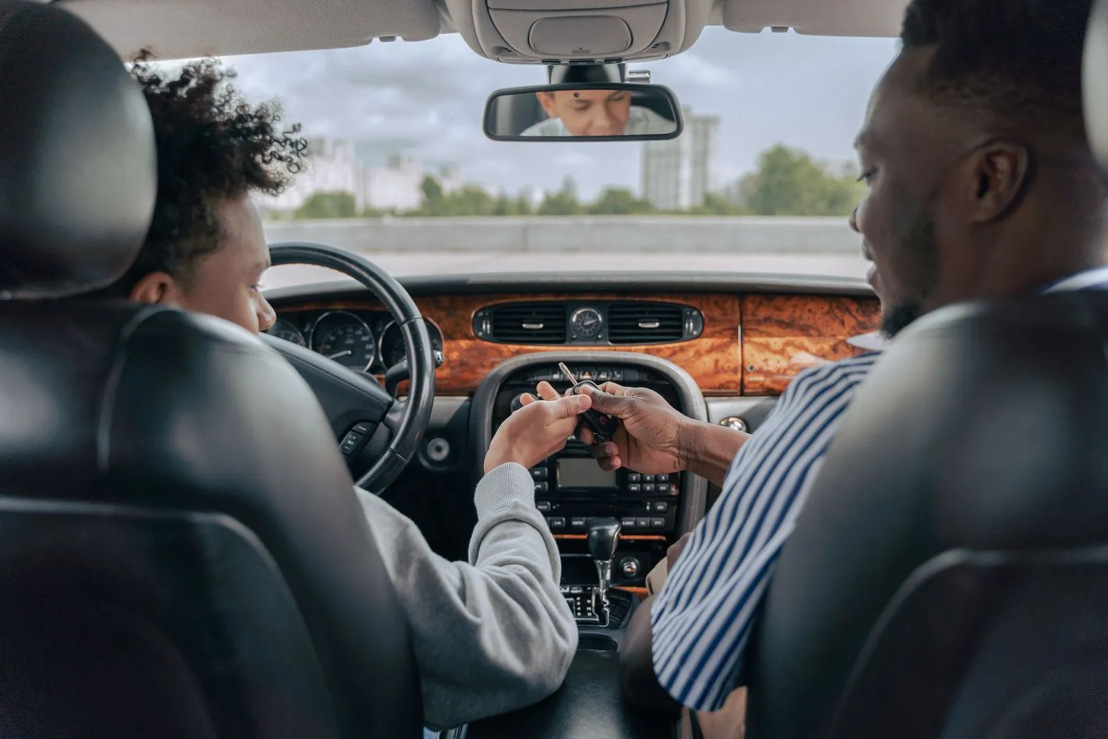 Un istruttore e un allievo in auto