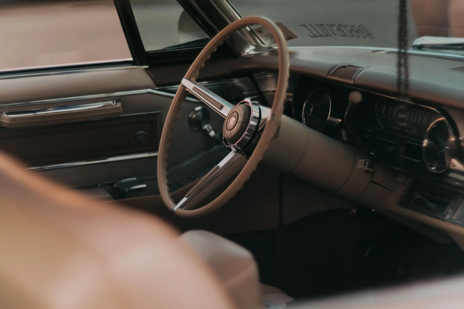 Il volante e il cruscotto di un'auto d'epoca